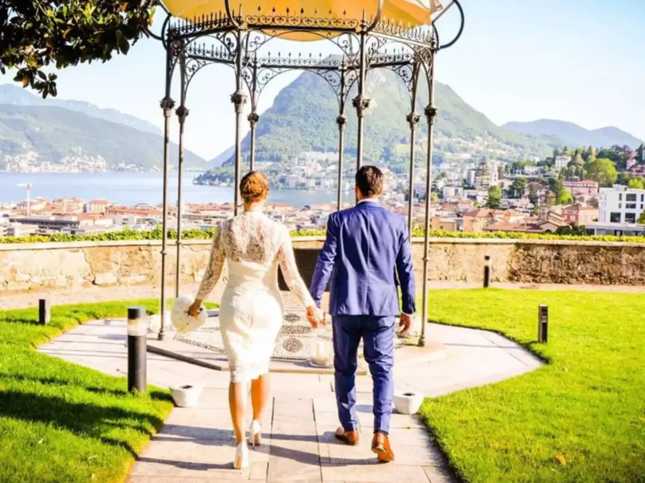 Villa Sassa Hotel Residence & SPA in Lugano – Paar am Pavillon mit Seeblick | Wellnesshotel Tessin