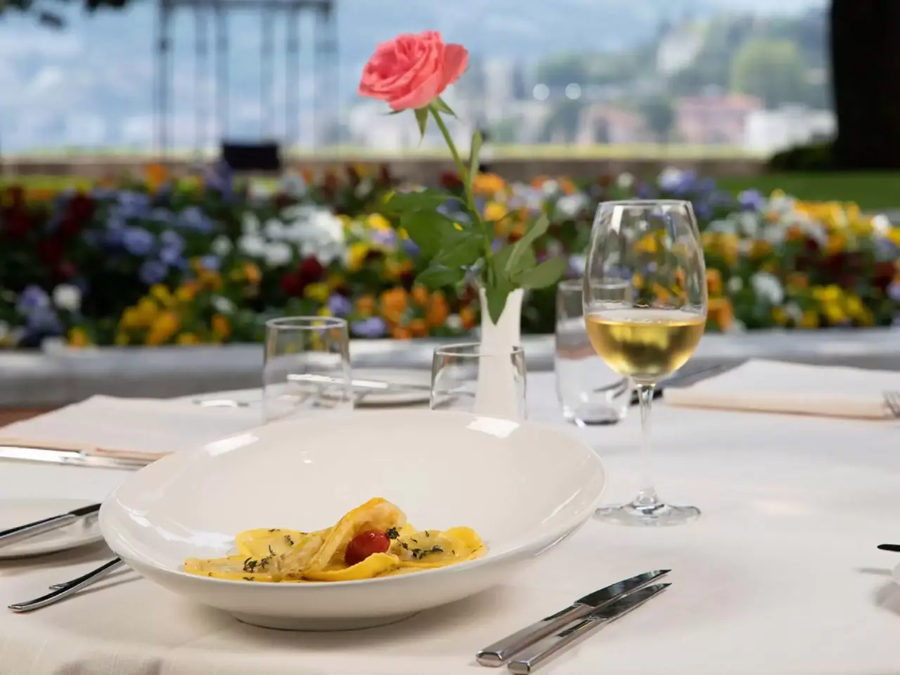 Villa Sassa Hotel Residence & SPA in Lugano – Detailaufnahme eines Gerichts mit Rose und Wein | Wellnesshotel Tessin