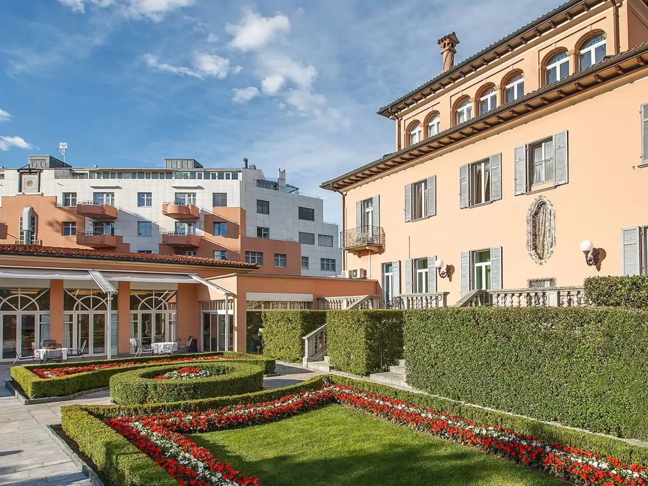 Villa Sassa Hotel Residence & SPA in Lugano – Klassische Hotelfassade und gepflegter Garten | Wellnesshotel Tessin