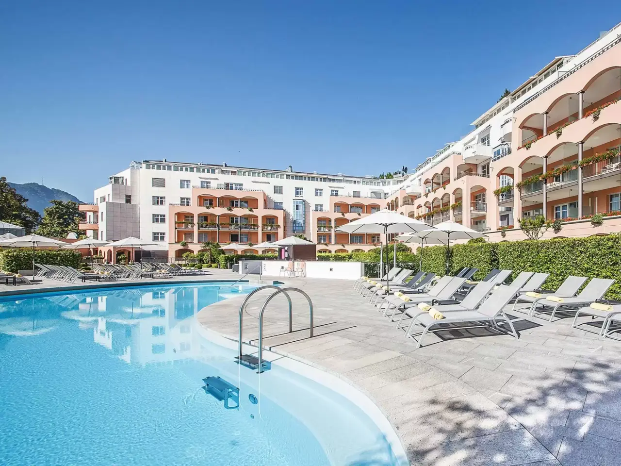 Villa Sassa Hotel Residence & SPA in Lugano – Großer Außenpool mit Hotelgebäude | Wellnesshotel Tessin