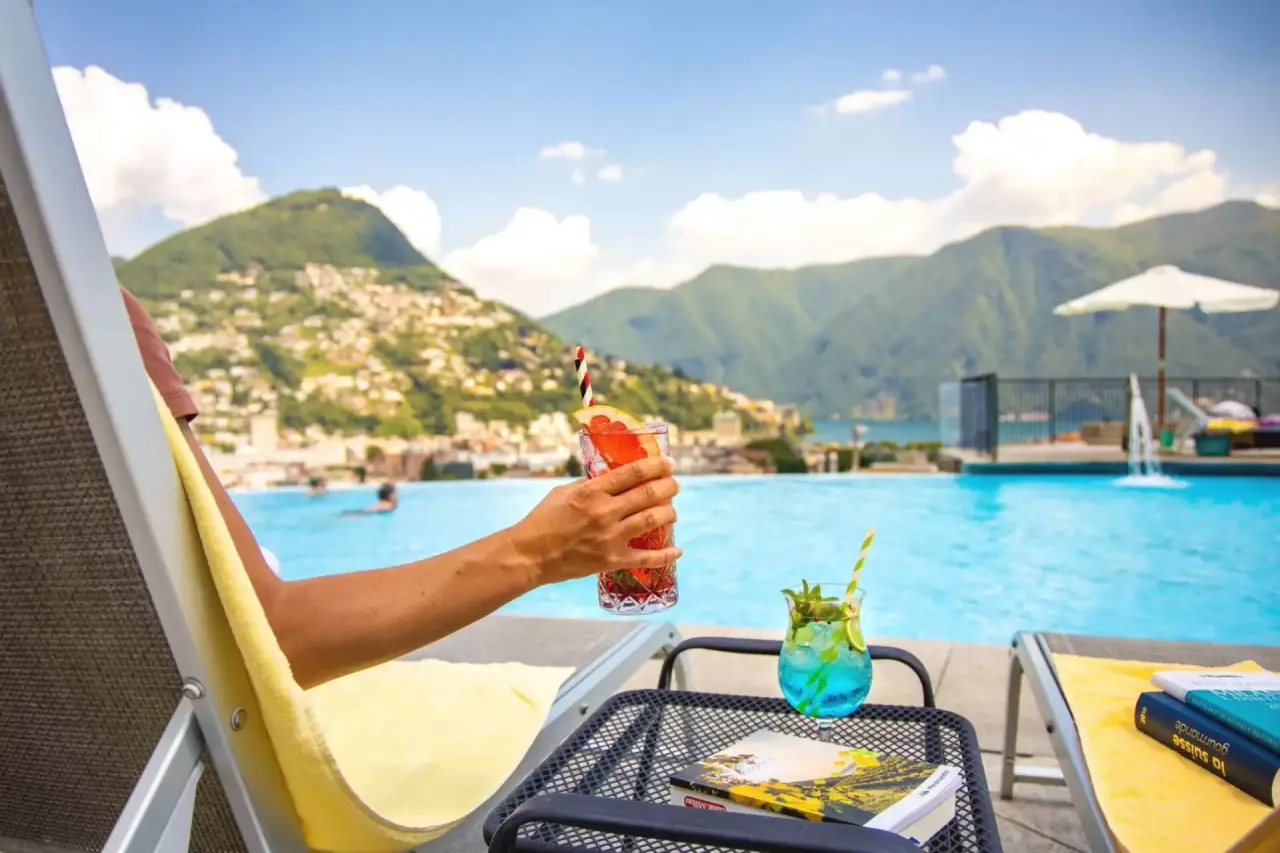 Villa Sassa Hotel Residence & SPA in Lugano – Infinity-Pool mit Seeblick und erfrischenden Drinks | Wellnesshotel Tessin