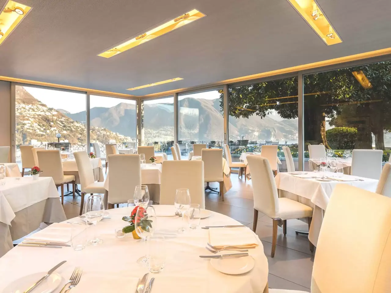 Villa Sassa Hotel Residence & SPA in Lugano – Helles Restaurant mit Panoramafenstern | Wellnesshotel Tessin
