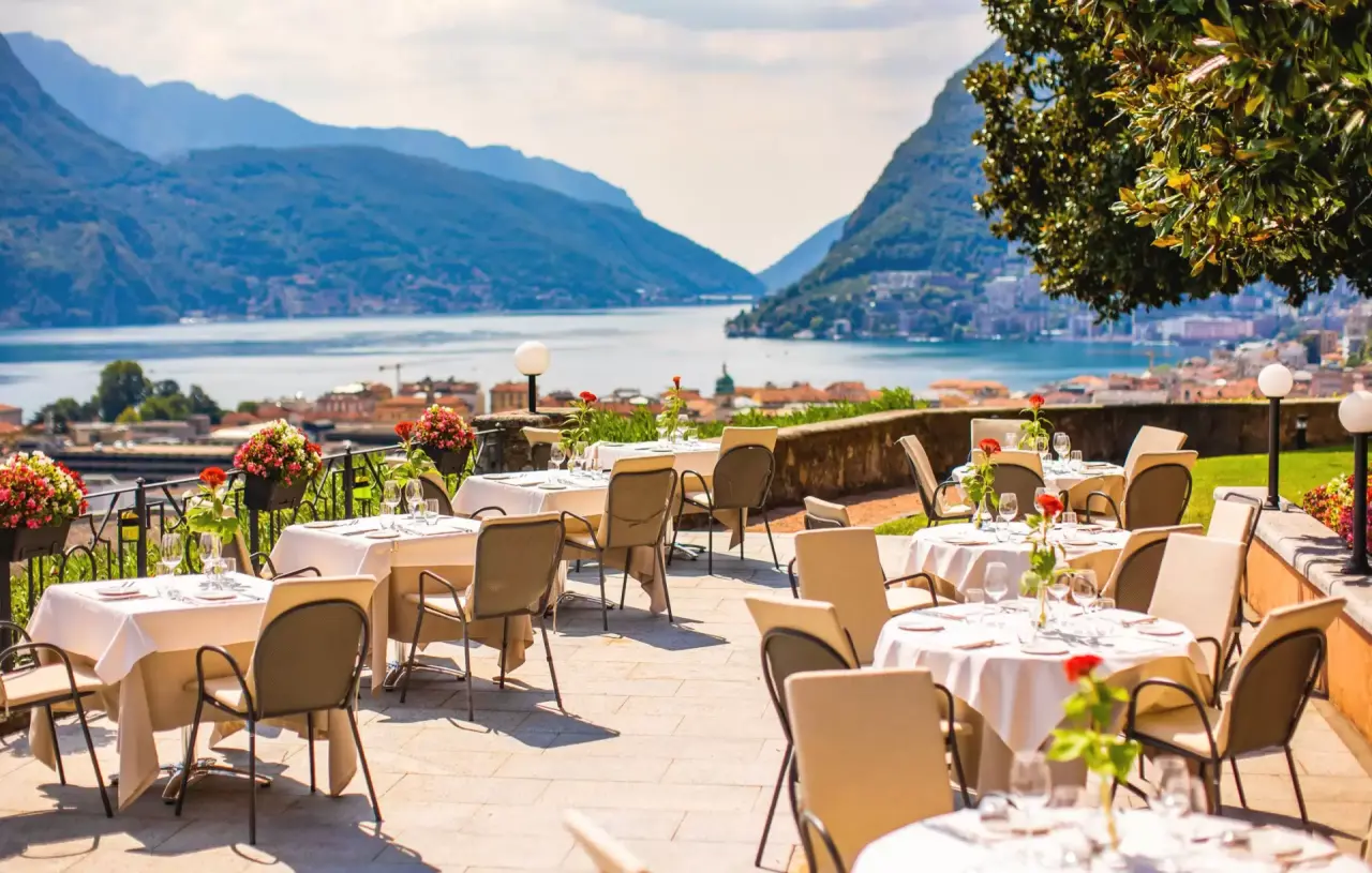 Villa Sassa Hotel Residence & SPA in Lugano – Restaurantterrasse mit Seeblick und Bergen | Wellnesshotel Tessin