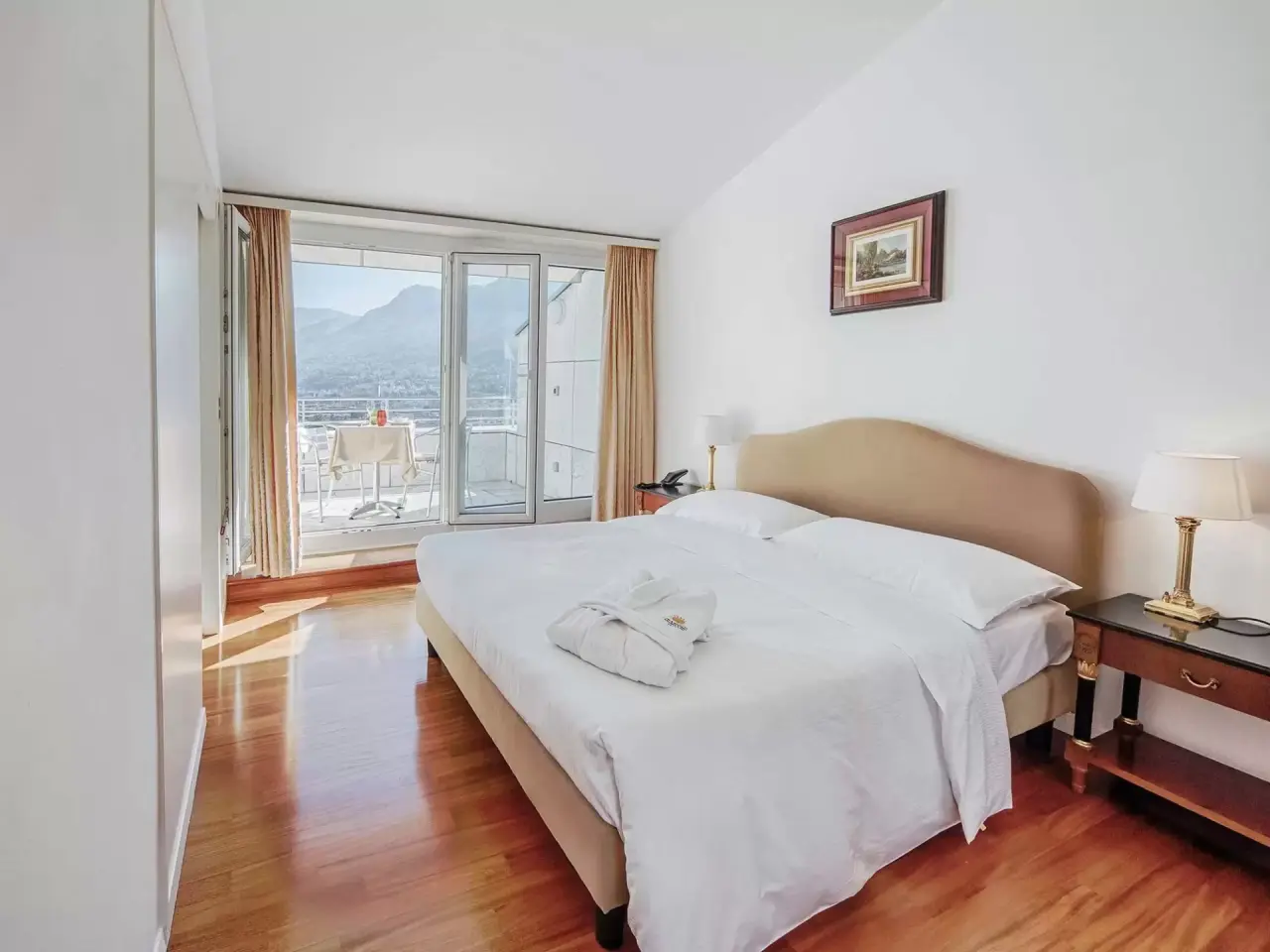 Villa Sassa Hotel Residence & SPA in Lugano – Komfortables Hotelzimmer mit Balkon und Seeblick | Wellnesshotel Tessin