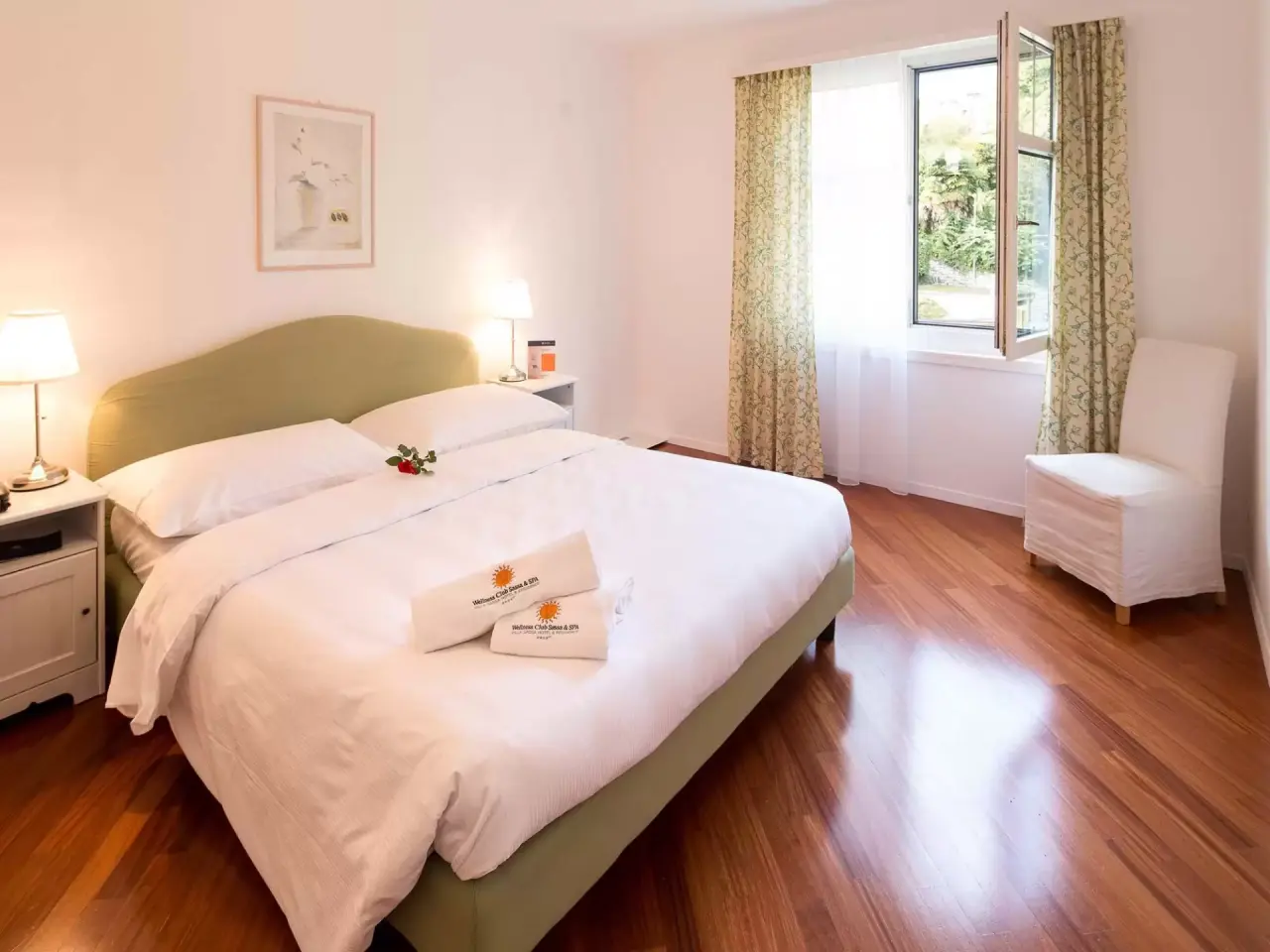 Villa Sassa Hotel Residence & SPA in Lugano – Helles Schlafzimmer mit Holzboden und Fensterblick | Wellnesshotel Tessin