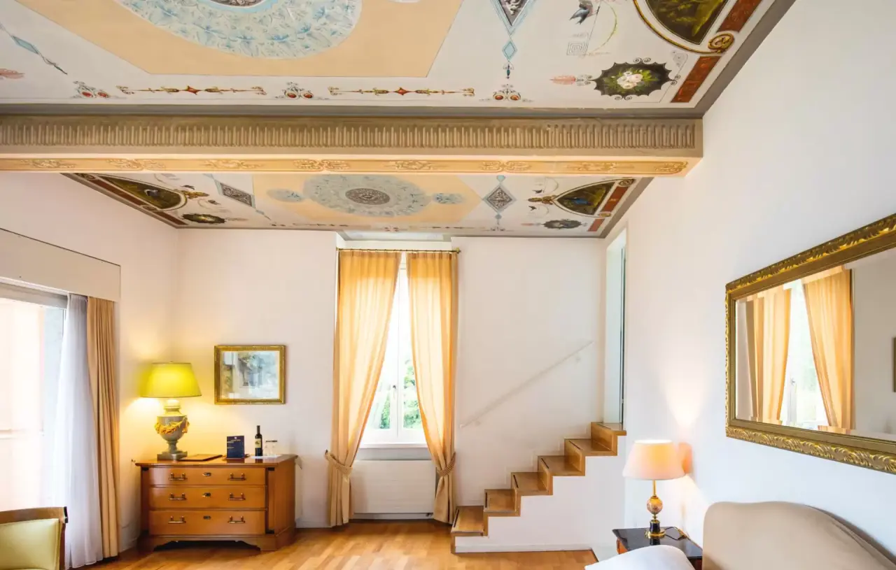 Villa Sassa Hotel Residence & SPA in Lugano – Geräumiges Hotelzimmer mit dekorierter Decke | Wellnesshotel Tessin