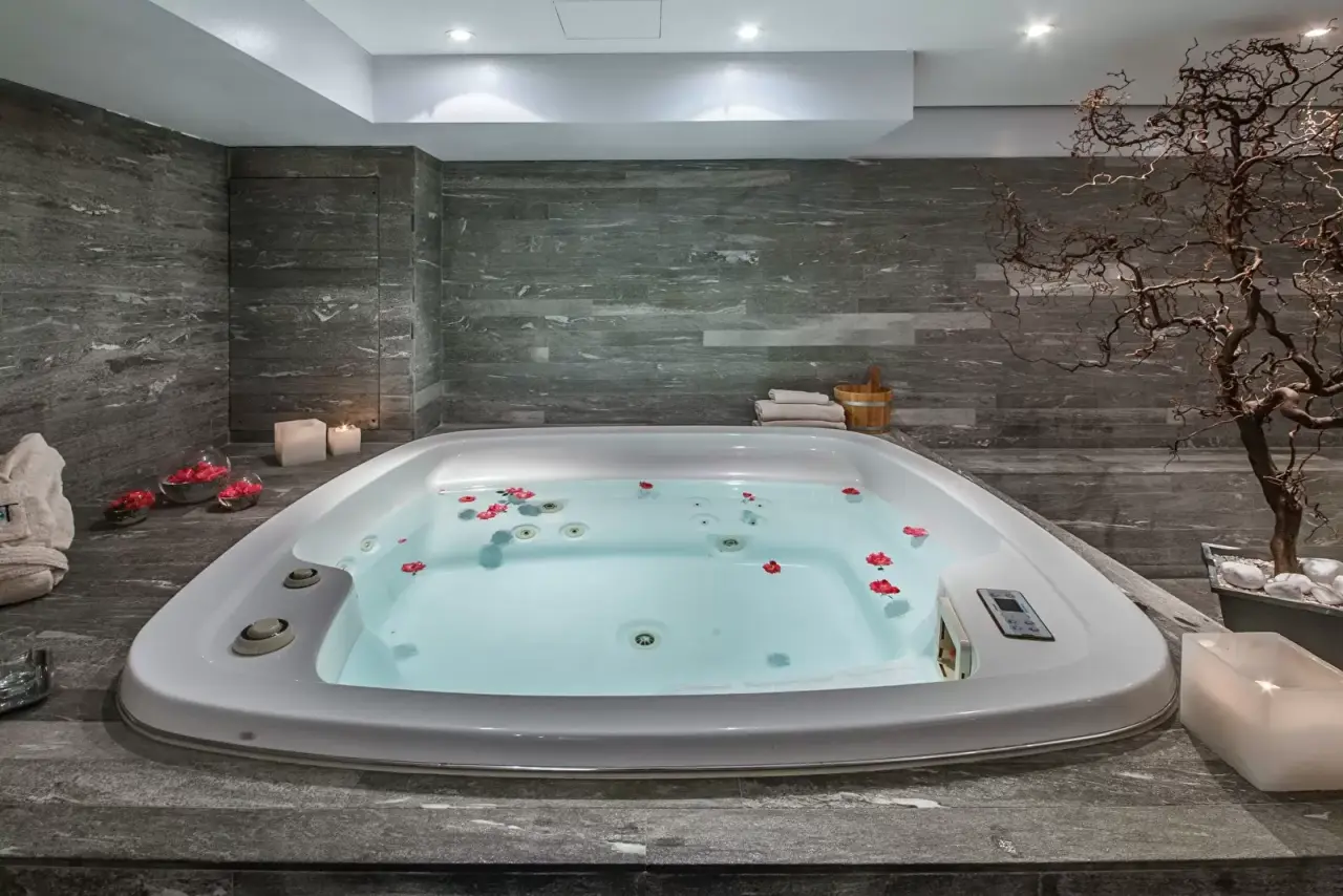 Villa Sassa Hotel Residence & SPA in Lugano – Entspannender Whirlpool im Spa-Bereich | Wellnesshotel Tessin