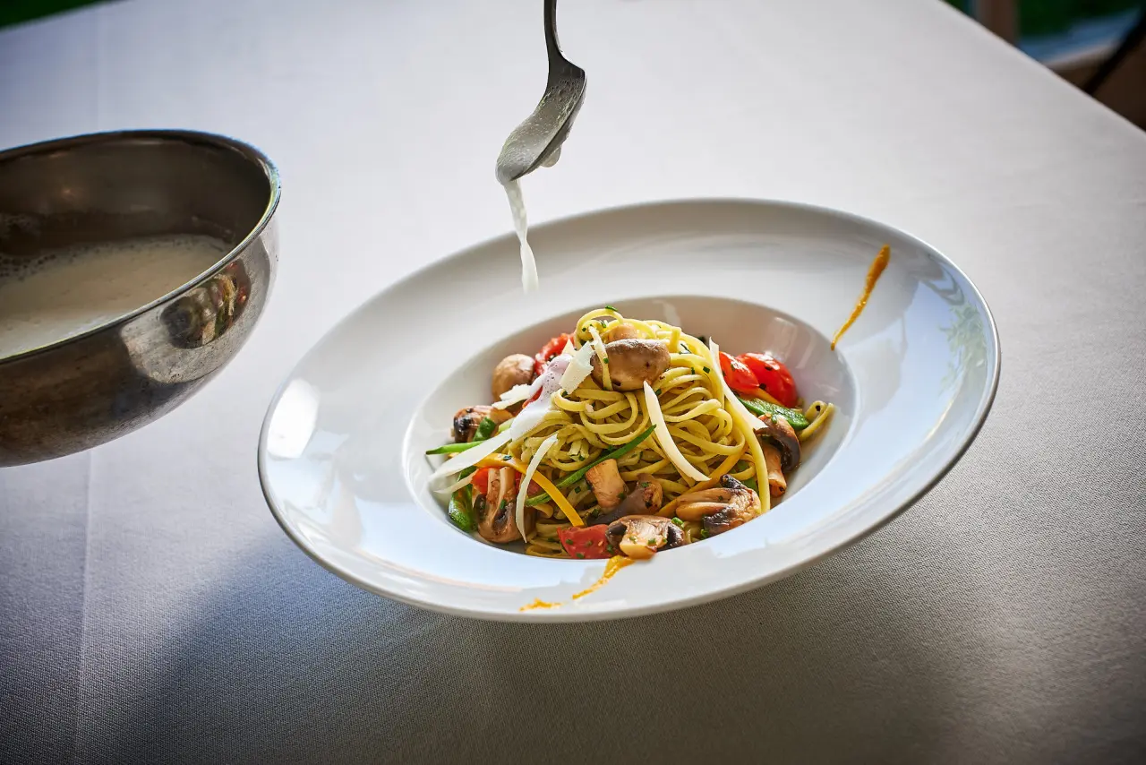 Hotel Reinerhof in St. Englmar – Kreativ angerichtetes Pasta-Gericht im Hotelrestaurant | Wellnesshotel Bayerischer Wald