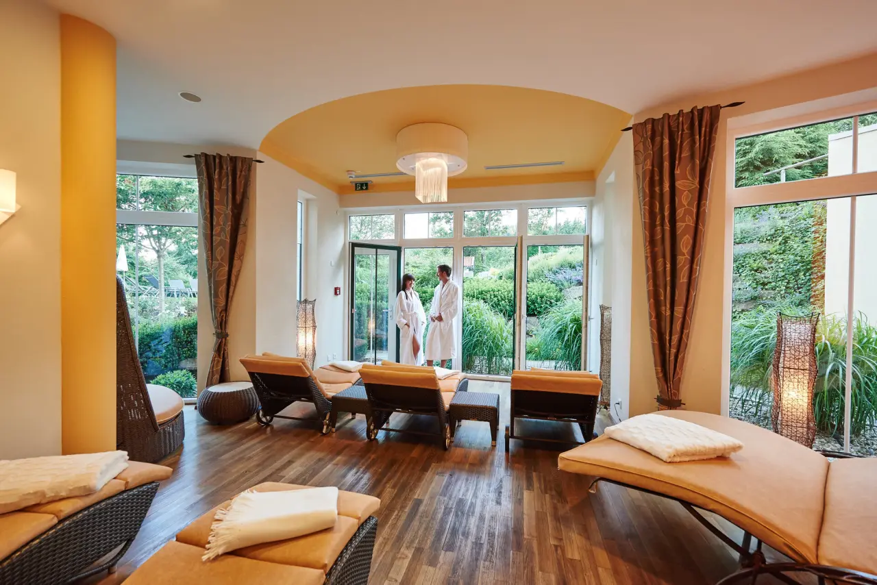 Hotel Reinerhof in St. Englmar – Heller Ruheraum mit bequemen Liegen und Gartenblick | Wellnesshotel Bayerischer Wald