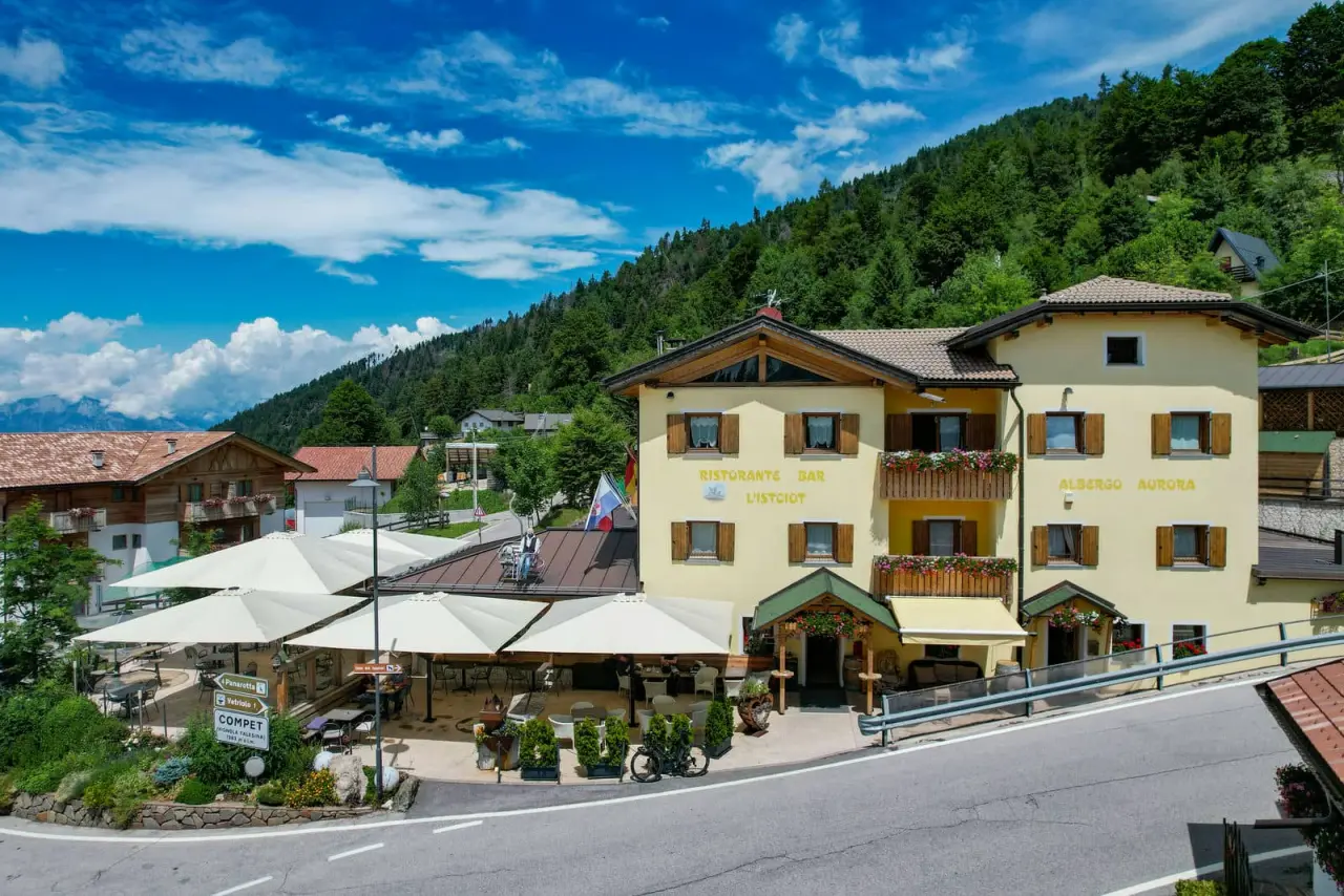 Garnì & Wellness Anderle in Vignola-Falesina – Außenansicht des Hotels mit Restaurant und Bergkulisse | Wellnesshotel Trentino