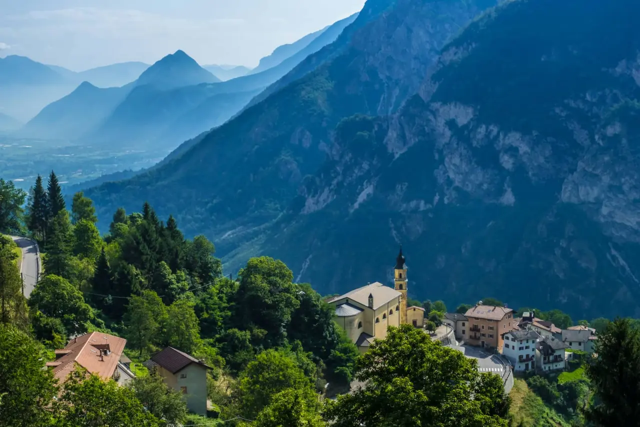 Garnì & Wellness Anderle in Vignola-Falesina – Malerisches Bergdorf mit Kirche in den Alpen | Wellnesshotel Trentino