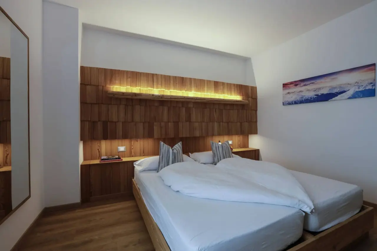 Garnì & Wellness Anderle in Vignola-Falesina – Modernes Doppelzimmer mit stilvollem Holz-Kopfteil | Wellnesshotel Trentino