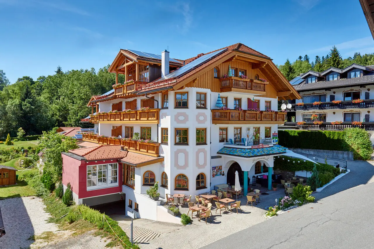 Hotel Brunnenhof in Bayerisch Eisenstein – Hotelansicht mit Balkonen und Blumen | Wellnesshotel Bayerischer Wald
