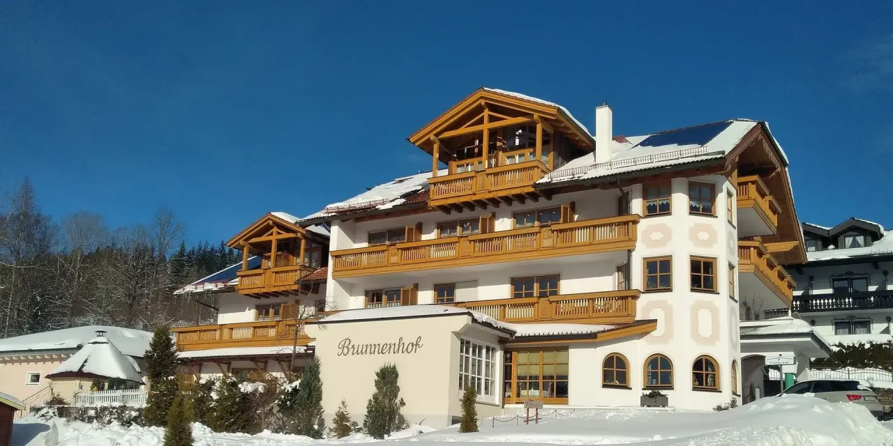 Hotel Brunnenhof in Bayerisch Eisenstein – Winteransicht des Hotels im Schnee | Wellnesshotel Bayerischer Wald