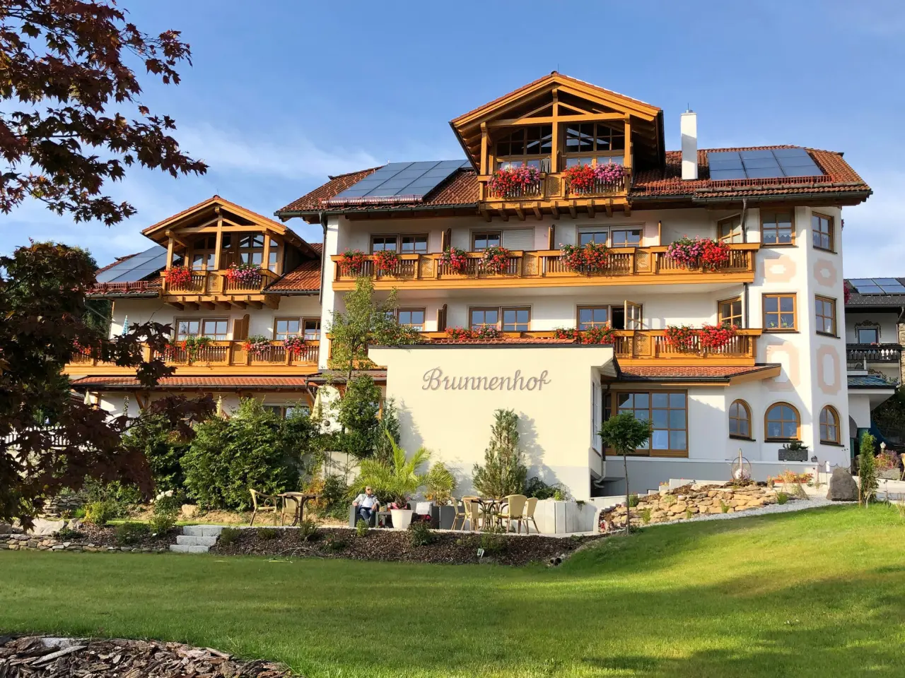 Hotel Brunnenhof in Bayerisch Eisenstein – Hotelansicht mit gepflegtem Gartenbereich | Wellnesshotel Bayerischer Wald