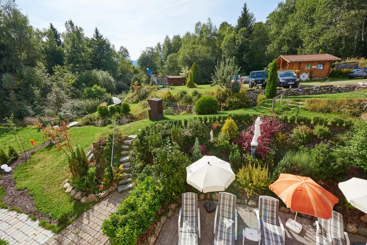 Hotel Brunnenhof in Bayerisch Eisenstein – Terrassierter Hotelgarten mit Liegestühlen | Wellnesshotel Bayerischer Wald