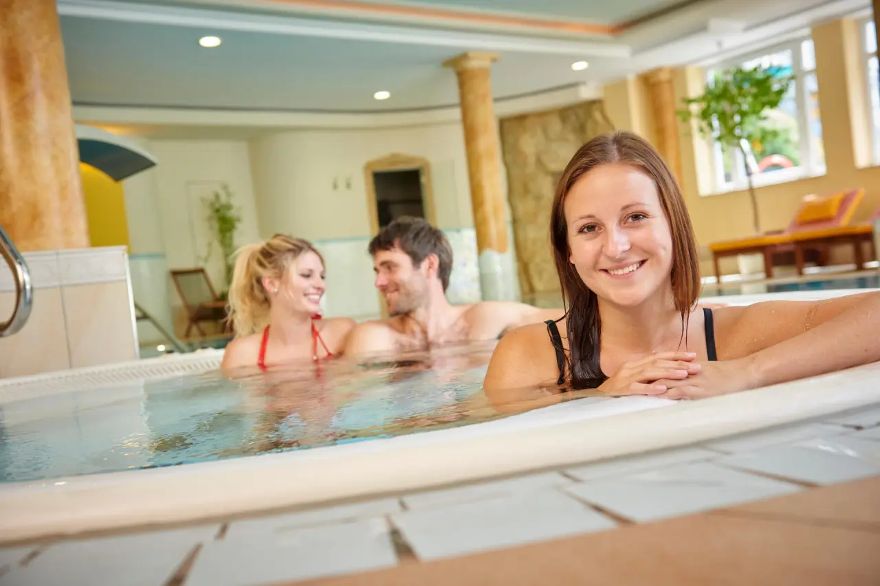 Hotel Brunnenhof in Bayerisch Eisenstein – Gäste genießen den Whirlpool im Wellnessbereich | Wellnesshotel Bayerischer Wald