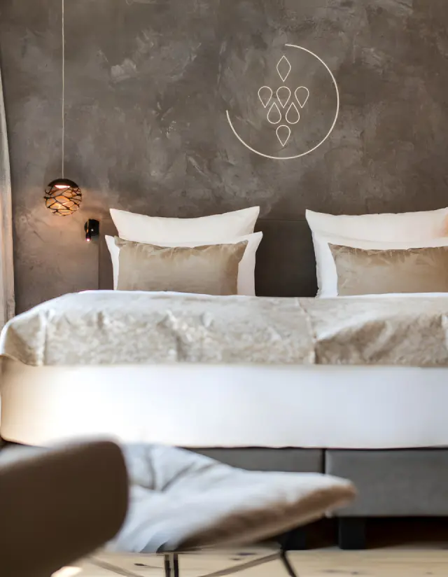 Moselromantik Hotel Keßler-Meyer in Cochem-Sehl – Komfortables Doppelbett im modernen Hotelzimmer | Wellnesshotel Mosel