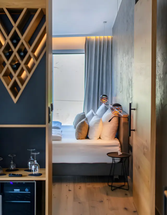 Moselromantik Hotel Keßler-Meyer in Cochem-Sehl – Modernes Hotelzimmer mit Weinregal und Minibar | Wellnesshotel Mosel