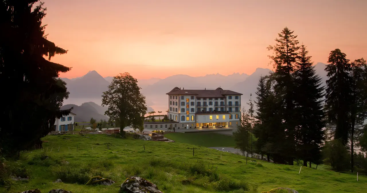 Hotel Villa Honegg in Obbürgen – Hotelansicht bei Sonnenuntergang mit Bergpanorama | Wellnesshotel Zentralschweiz