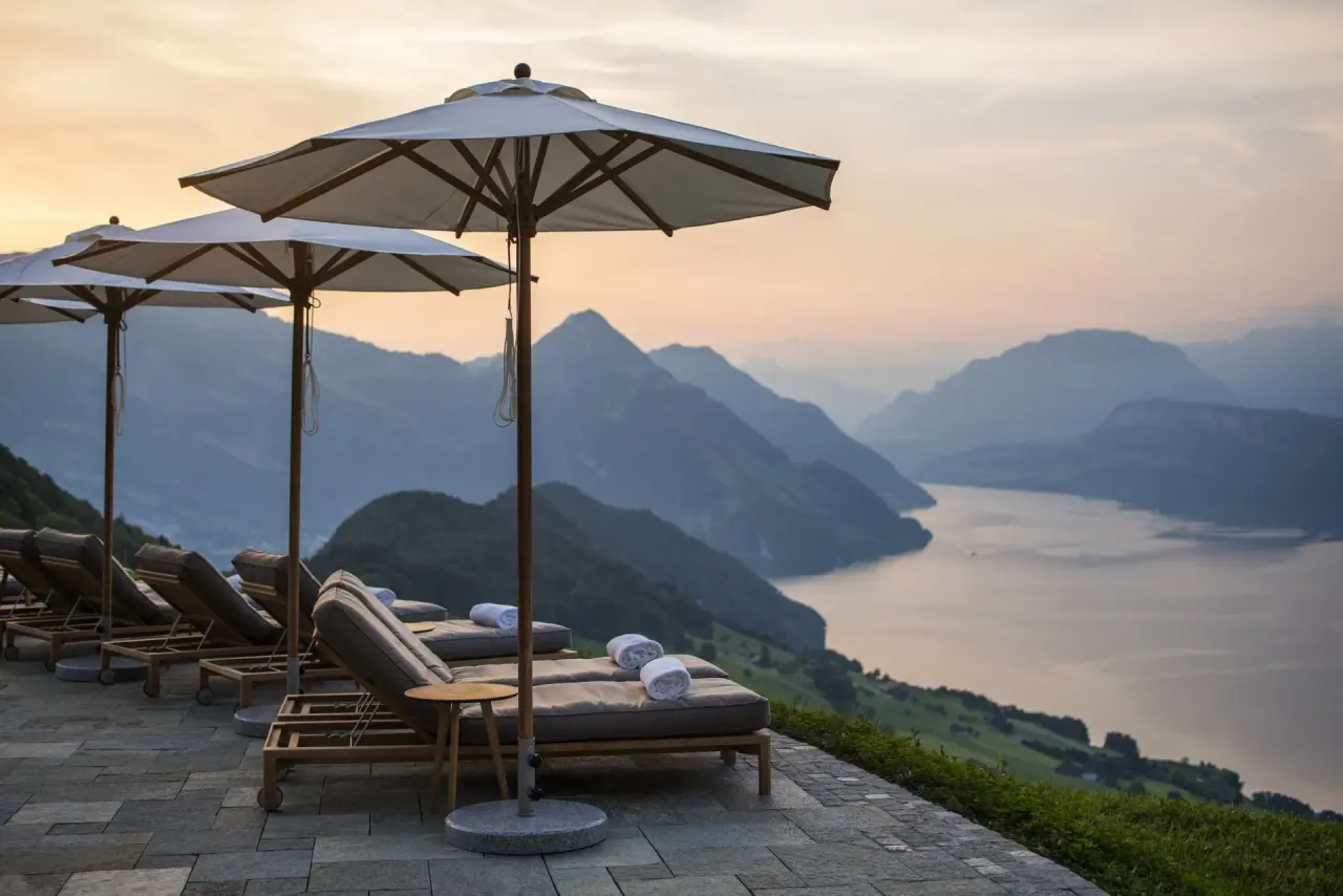 Hotel Villa Honegg in Obbürgen – Sonnenliegen auf der Terrasse mit Panoramablick auf See und Berge | Wellnesshotel Zentralschweiz