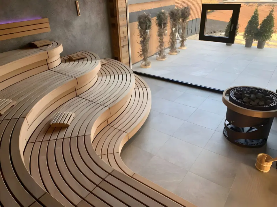 Laschenskyhof in Wals bei Salzburg – Moderne Panorama-Sauna mit Holzdesign | Wellnesshotel Salzburg