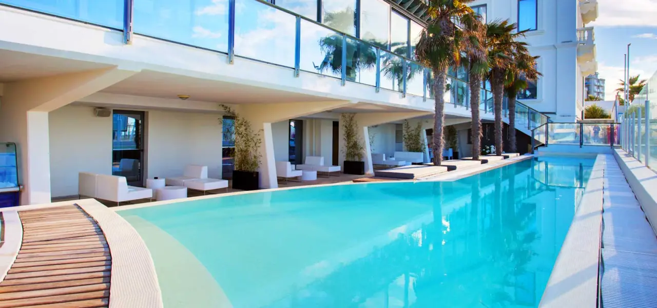 Ferretti Hotel Kursaal in Cattolica – Rooftop-Pool mit Meerblick und Palmen | Wellnesshotel Emilia-Romagna