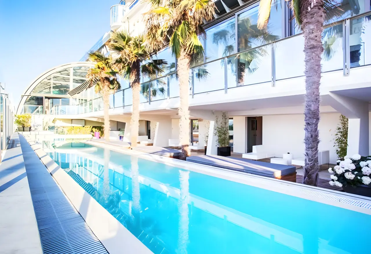 Ferretti Hotel Kursaal in Cattolica – Moderner Außenpool mit Palmen und Sonnenliegen | Wellnesshotel Adria