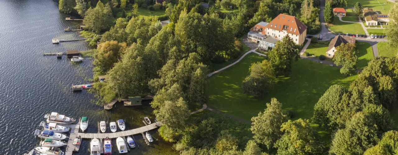 Seehotel Frankenhorst in Schwerin – Luftaufnahme des Hotels am See mit Bootssteg | Wellnesshotel Mecklenburg