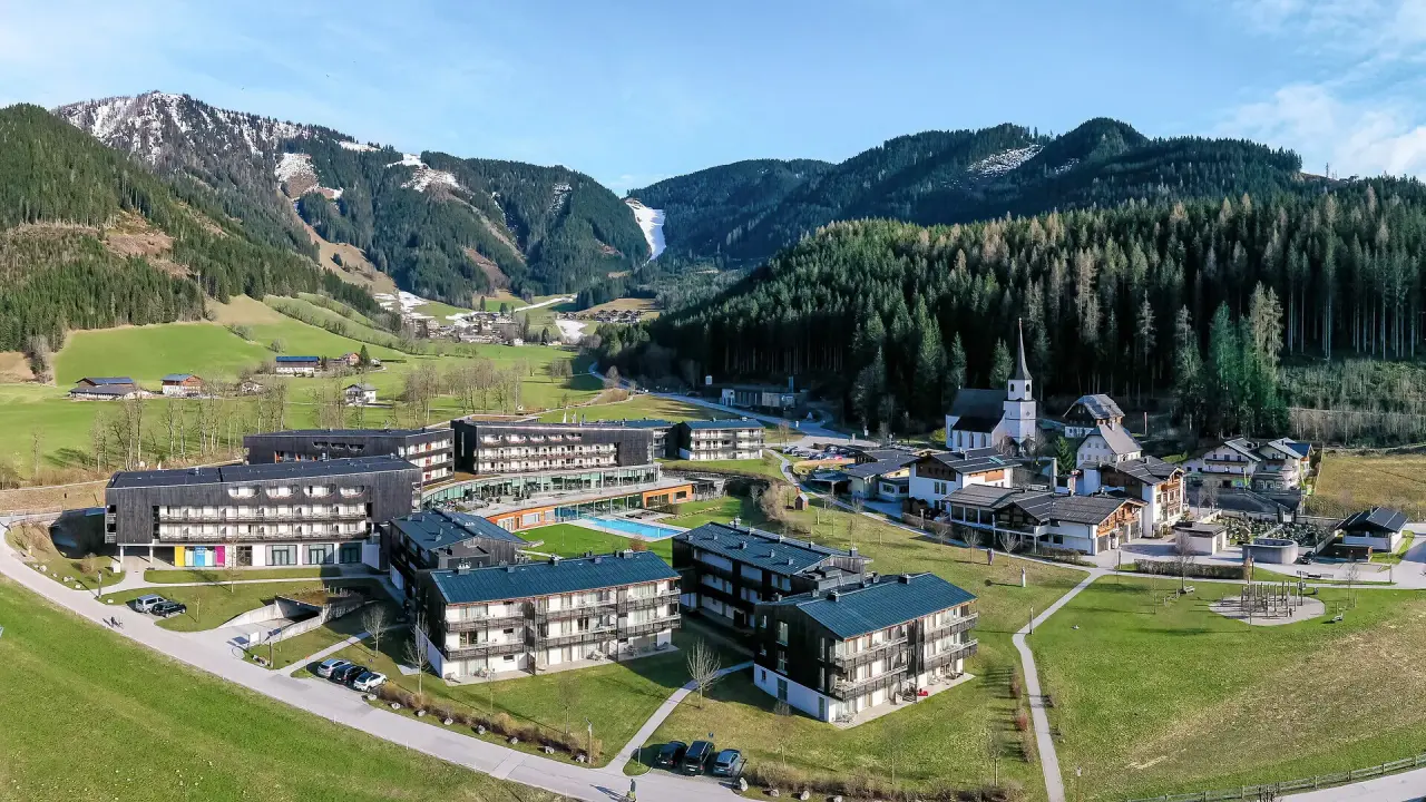 aja Werfenweng in Abtenau – Drohnenaufnahme der Hotelanlage in alpiner Natur | Wellnesshotel Salzburg