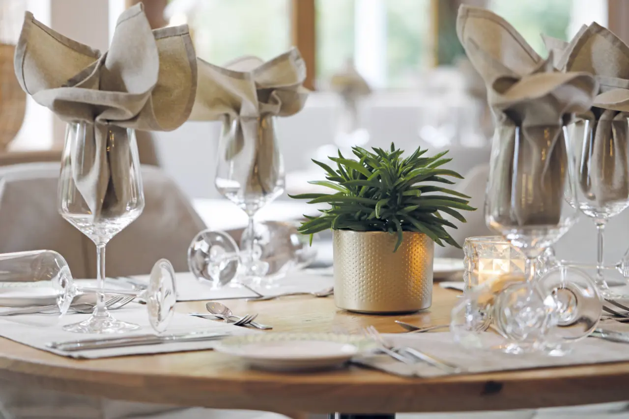 Hotel Grüner Wald****S in Freudenstadt – Elegant gedeckter Tisch im Restaurant | Wellnesshotel Schwarzwald