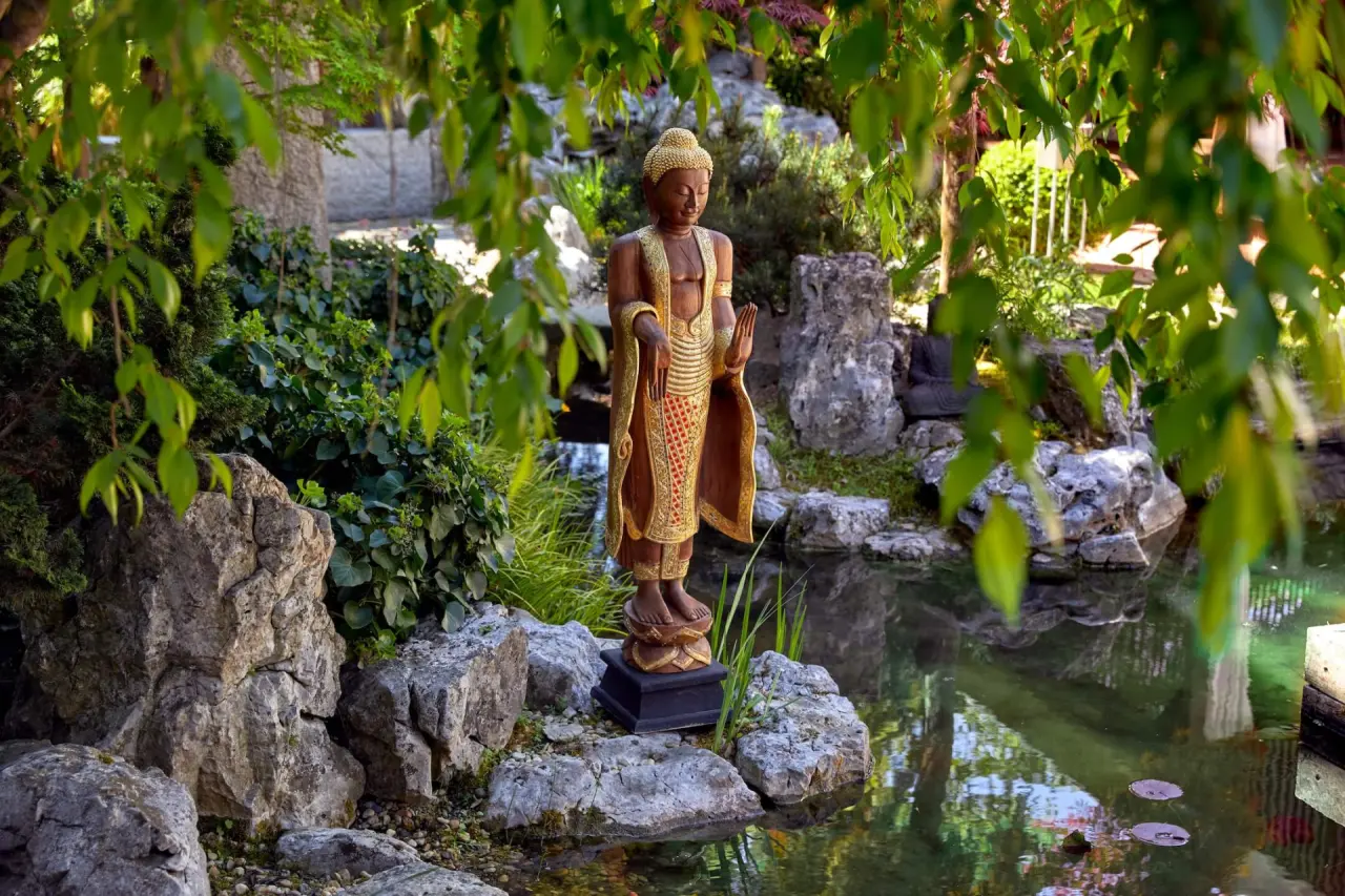Ayurveda Resort Mandira in Bad Waltersdorf – Buddha-Statue am Teich im Hotelgarten | Wellnesshotel Steiermark