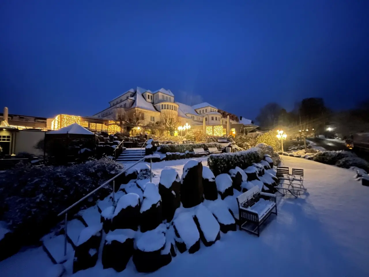 Hotel Heinz in Höhr-Grenzhausen – Winterliche Außenansicht bei Nacht mit festlicher Beleuchtung | Wellnesshotel Westerwald