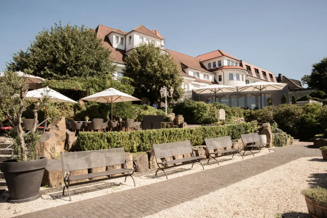 Hotel Heinz in Höhr-Grenzhausen – Sonniger Hotelgarten mit Terrassen und Sitzgelegenheiten | Wellnesshotel Westerwald