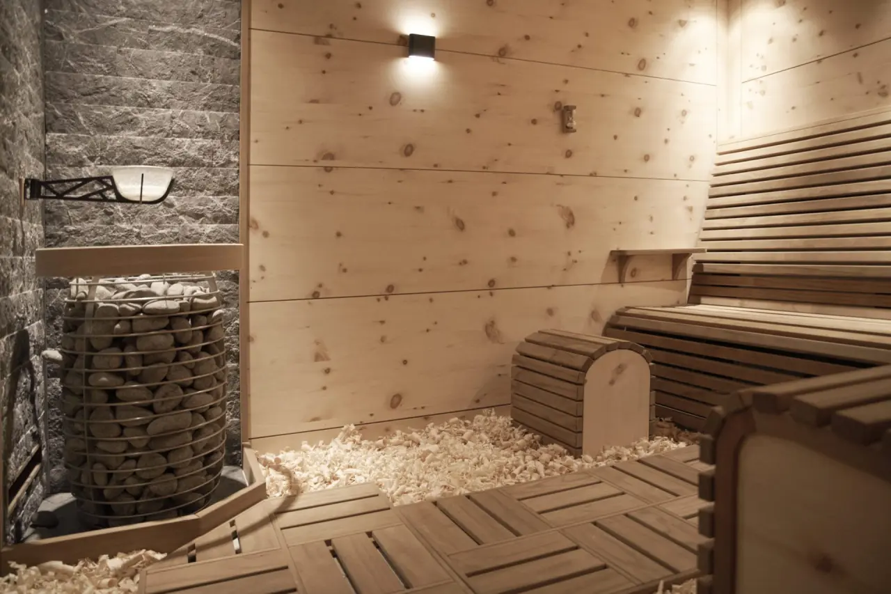 Hotel Heinz in Höhr-Grenzhausen – Moderne Holzsauna mit Steinofen und bequemen Bänken | Wellnesshotel Westerwald