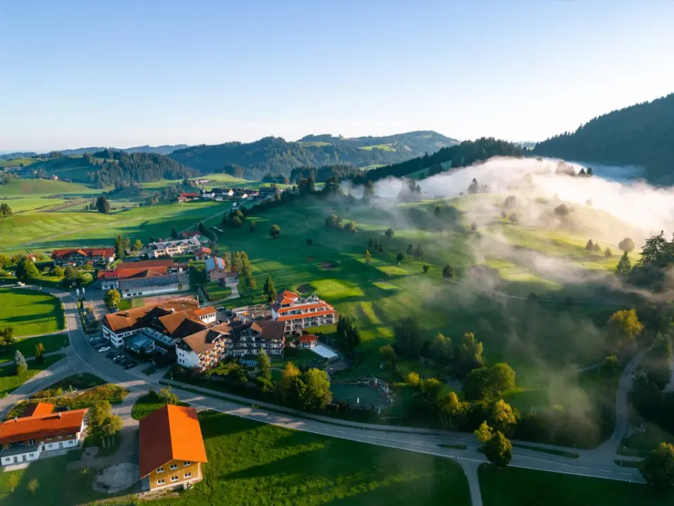 Dein Engel in Oberstaufen – Luftaufnahme des Hotels in idyllischer Berglandschaft | Wellnesshotel Allgäu