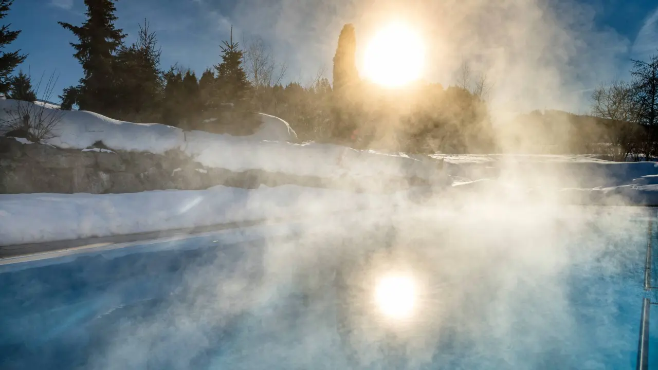 Dein Engel in Oberstaufen – Beheizter Außenpool im Winter mit Dampf und Sonne | Wellnesshotel Allgäu