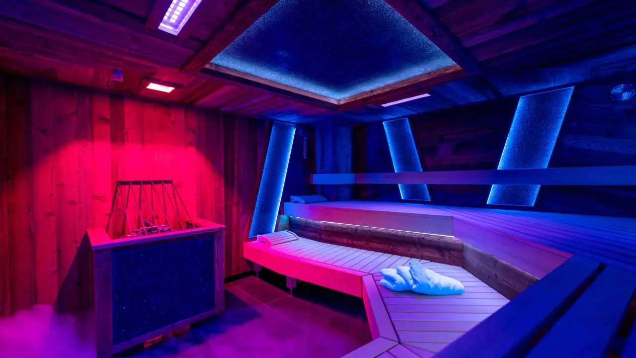 Dein Engel in Oberstaufen – Moderne Sauna mit stimmungsvoller blauer und roter Beleuchtung | Wellnesshotel Allgäu