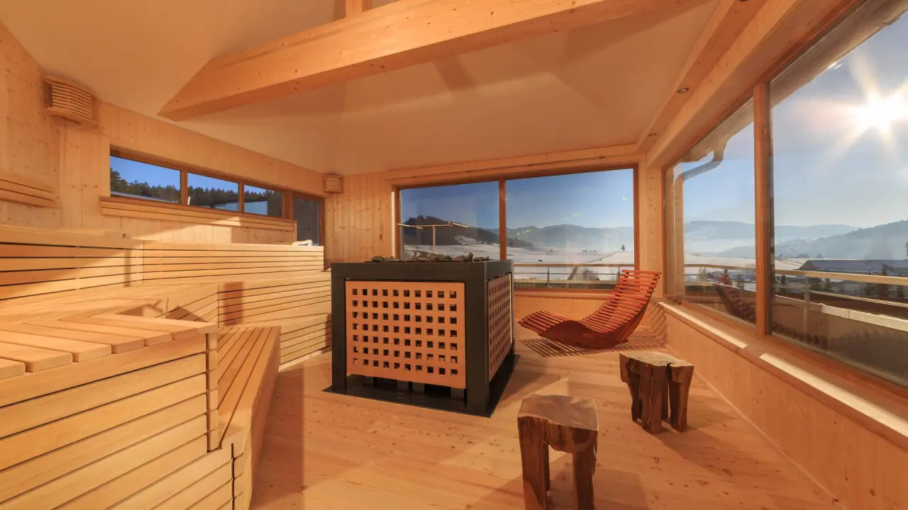 Dein Engel in Oberstaufen – Panorama-Sauna mit Bergblick | Wellnesshotel Allgäu