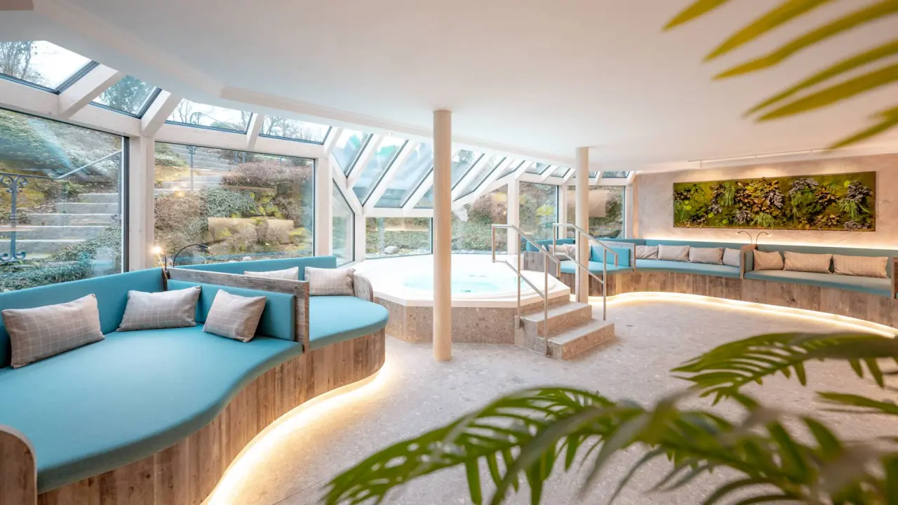 Dein Engel in Oberstaufen – Heller Ruhebereich mit Whirlpool und Panoramafenstern | Wellnesshotel Allgäu