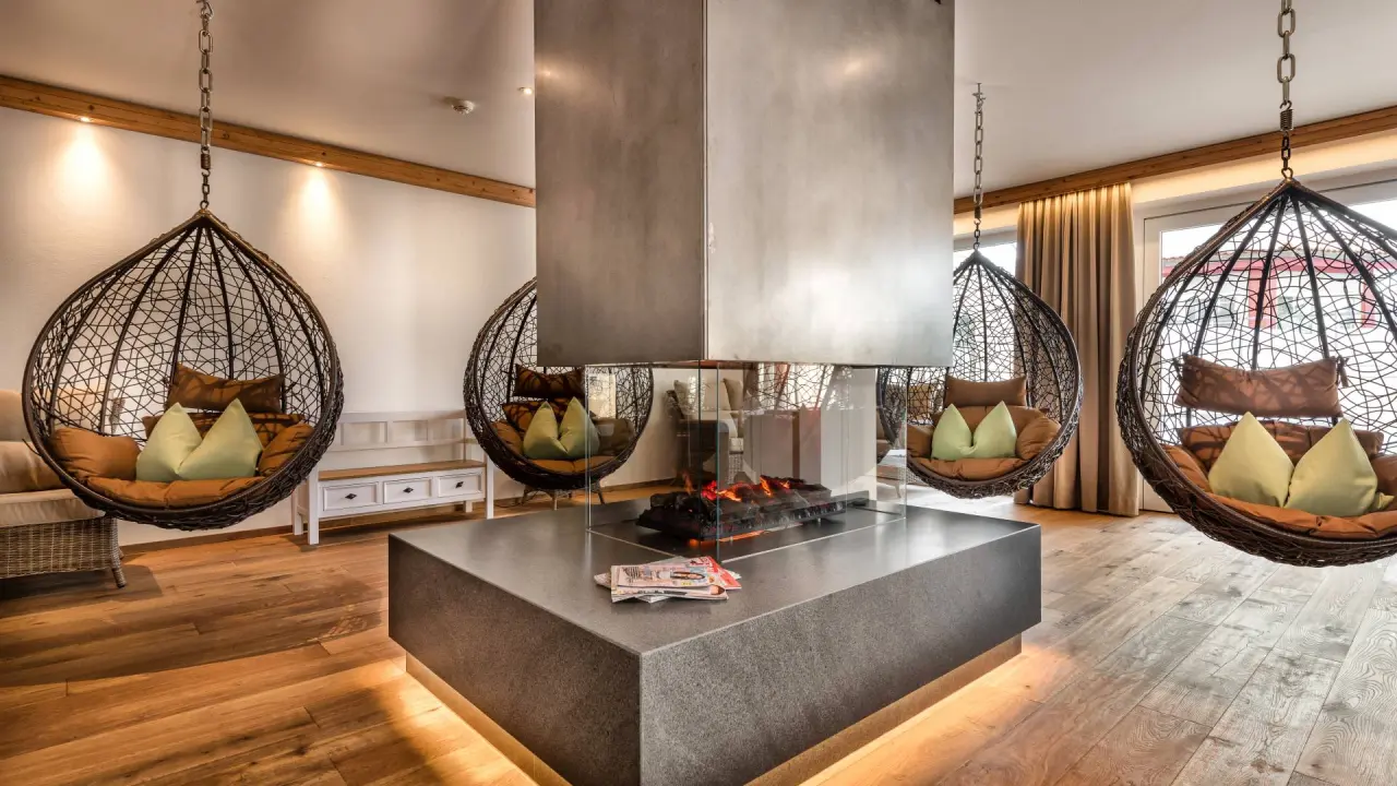 Dein Engel in Oberstaufen – Moderner Ruheraum mit Hängesesseln und Kamin | Wellnesshotel Allgäu