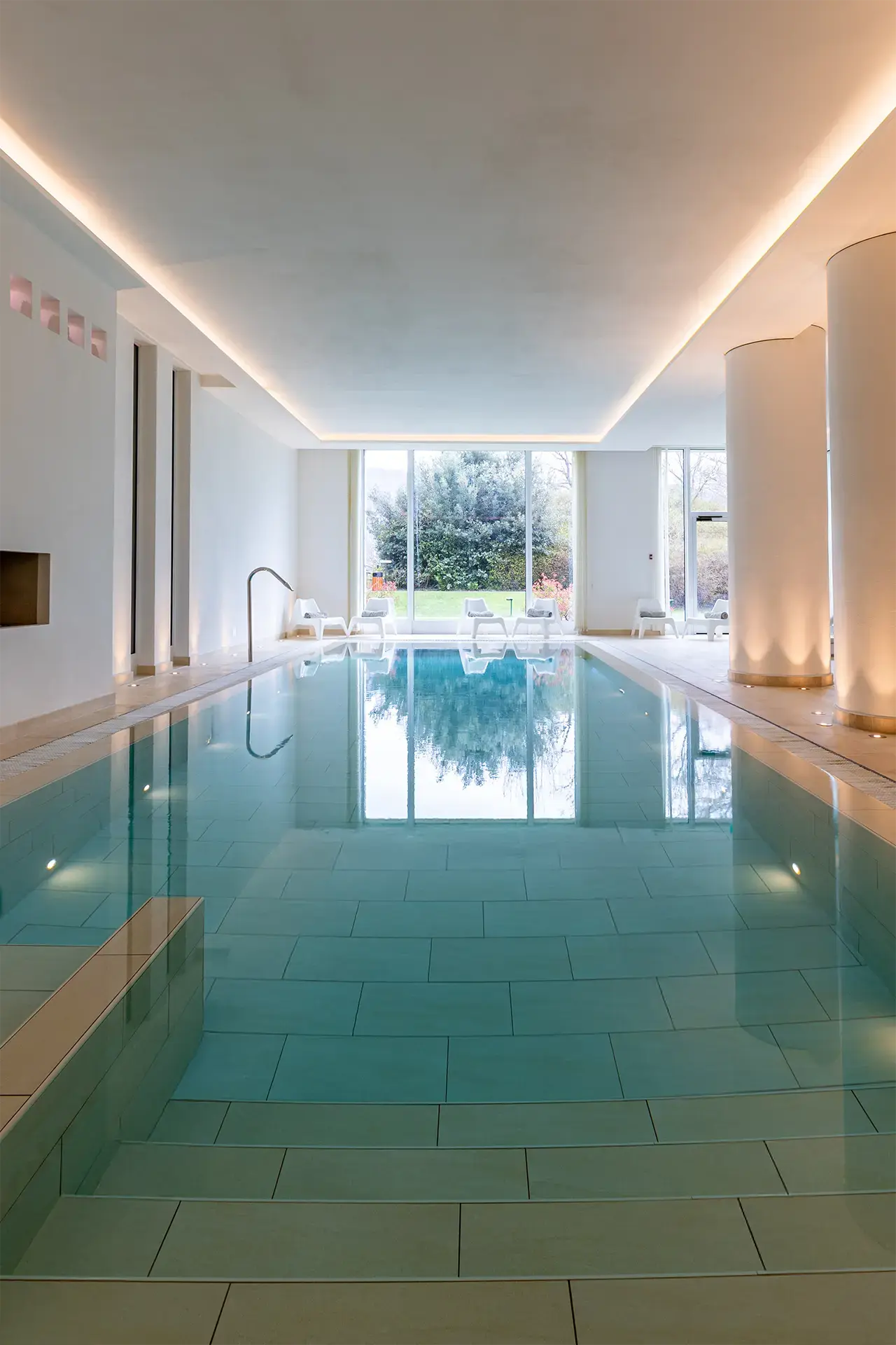 Resort Collina d'oro in Agra – Moderner Innenpool mit großen Fenstern und Tageslicht | Wellnesshotel Tessin