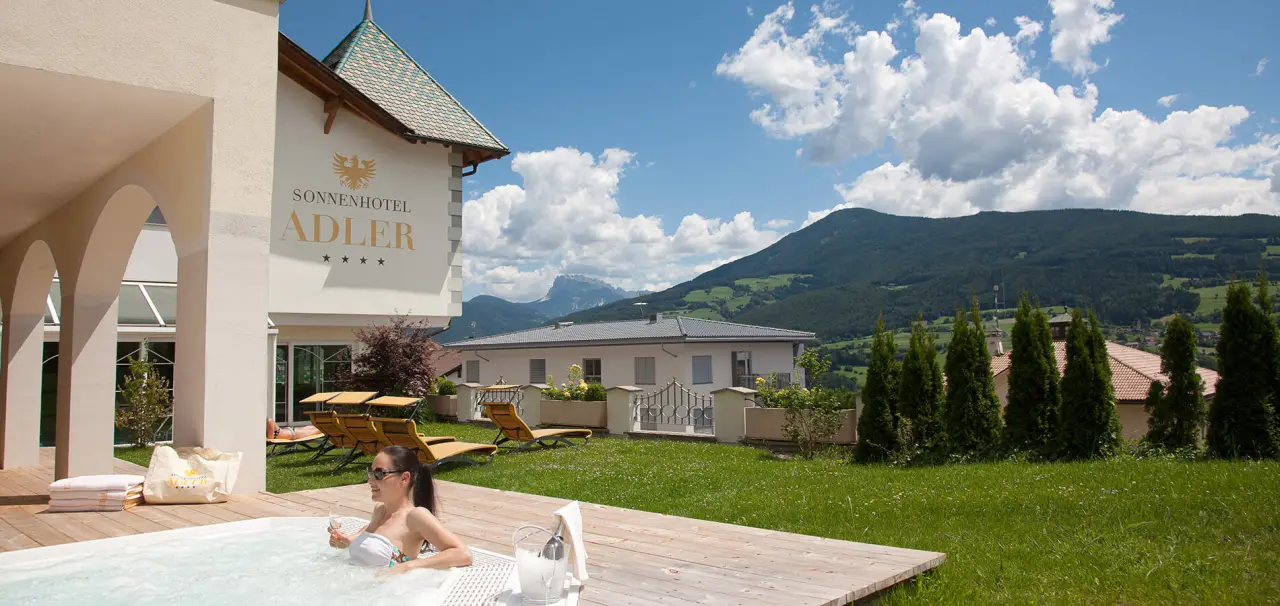 Adults Only Sonnenhotel Adler in Kastelruth – Frau entspannt im Whirlpool mit Bergblick | Wellnesshotel Südtirol