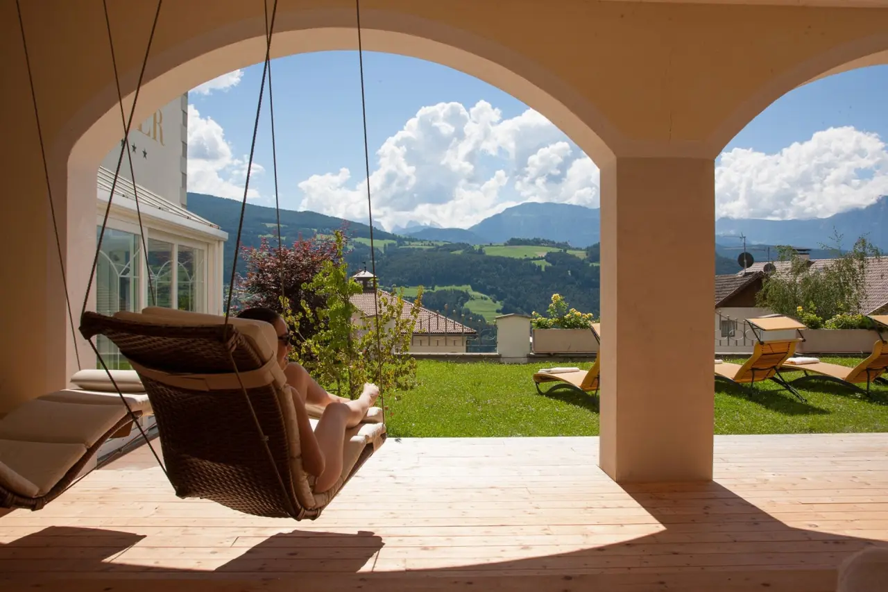 Adults Only Sonnenhotel Adler in Kastelruth – Heller Innenpool mit Liegebereich und Bergblick | Wellnesshotel Südtirol