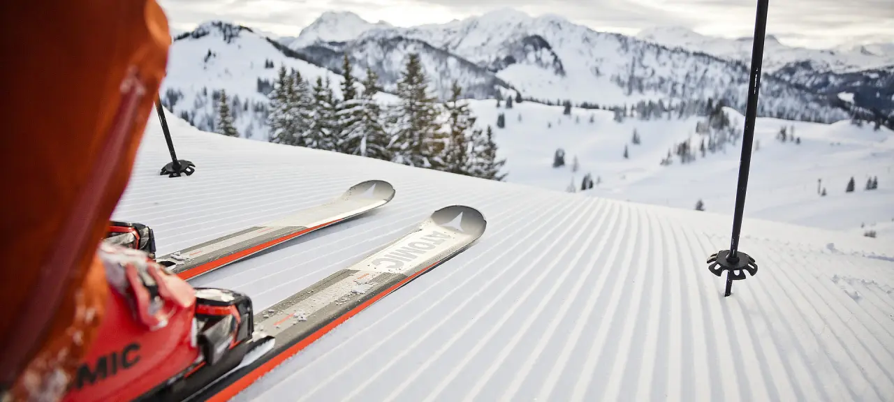 Hotel Berghof in St. Johann im Pongau – Skier auf präparierter Piste mit Bergpanorama | Wellnesshotel Salzburg