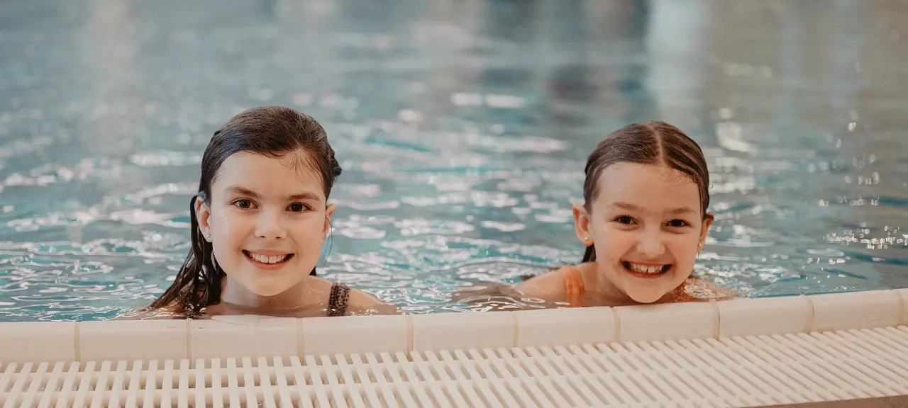 Hotel Berghof in St. Johann im Pongau – Lachende Kinder im Hotelpool | Wellnesshotel Salzburg