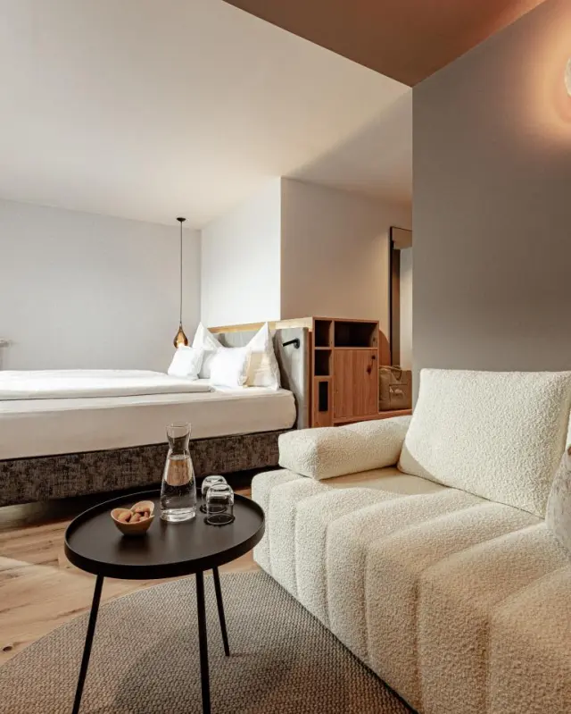Panoramahotel Huberhof in Terenten – Modernes Doppelzimmer mit Sofa | Wellnesshotel Südtirol