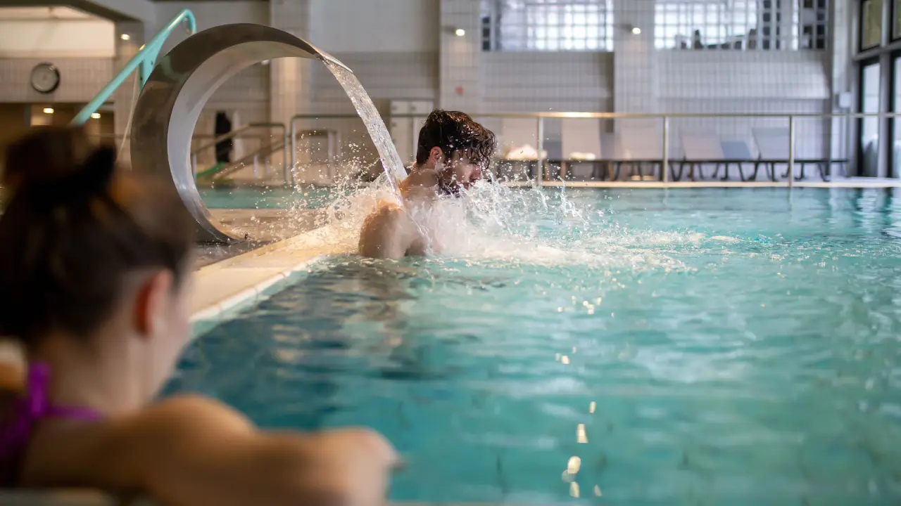 Hotel Delle Acque & Natural Spa in Porretta Terme – Mann genießt Wasserfall im Innenpool | Wellnesshotel Emilia-Romagna