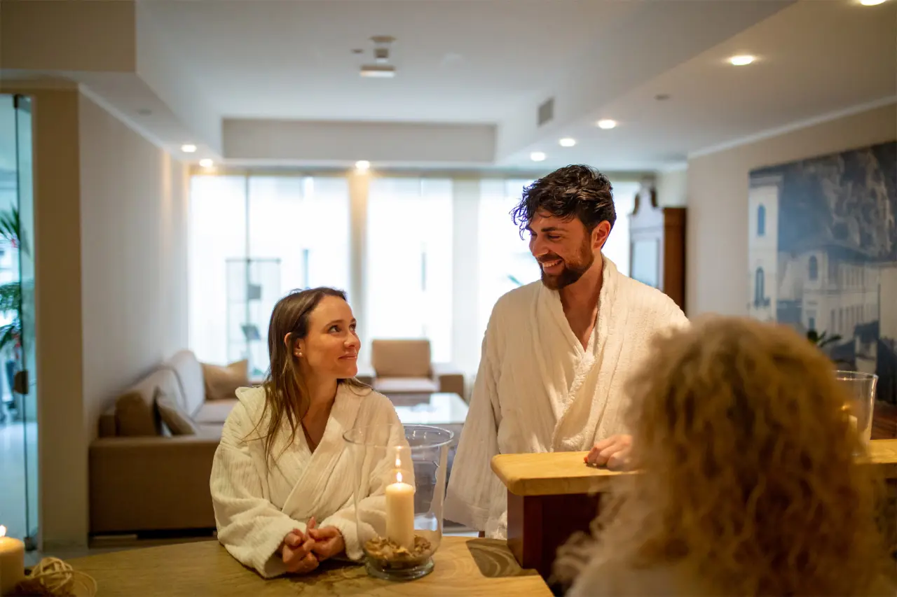 Hotel Delle Acque & Natural Spa in Porretta Terme – Entspanntes Paar in Bademänteln im Spa-Lounge | Wellnesshotel Emilia-Romagna