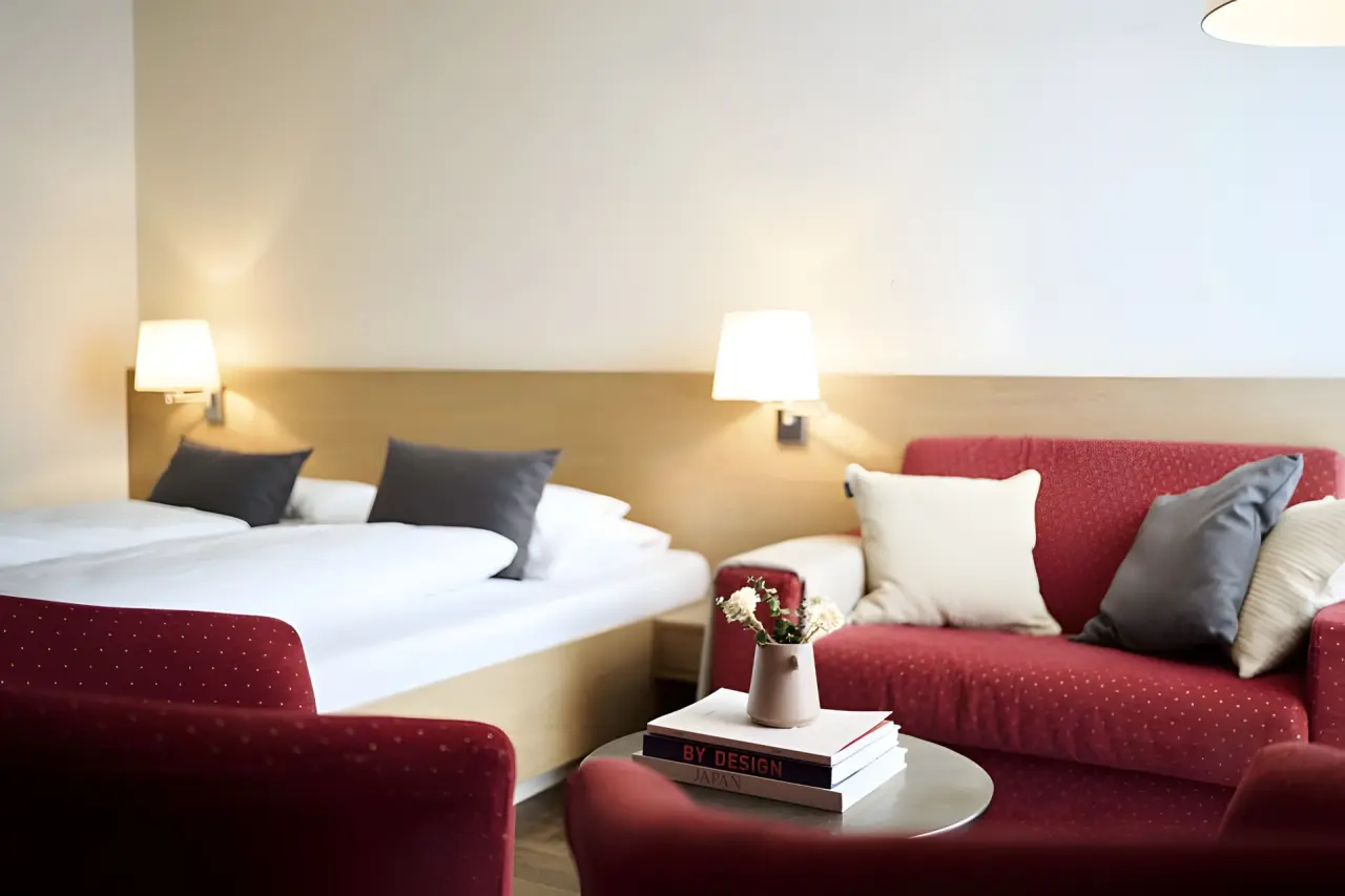 Sporthotel Steffisalp in Warth – Komfortables Doppelzimmer mit Sofa und Bett | Wellnesshotel Arlberg